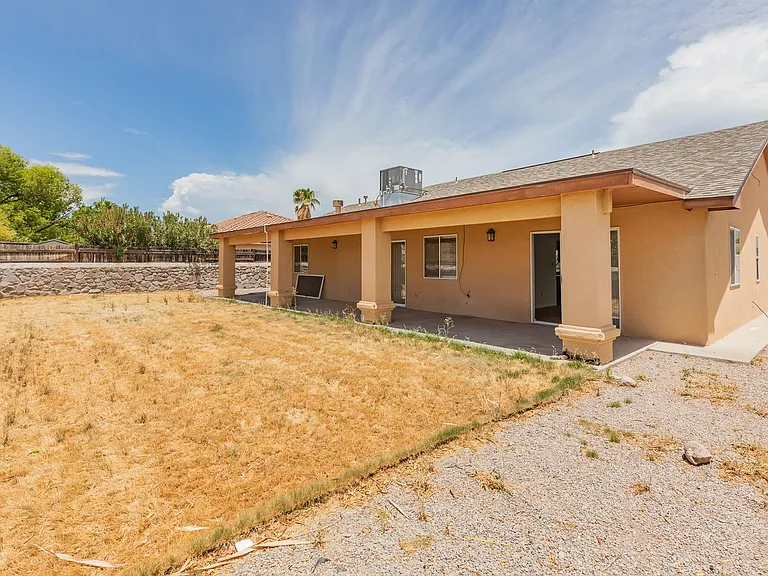 2400 Saguaro Loop — Photo 33