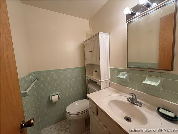 5th image of 300 Hillcrest Dr