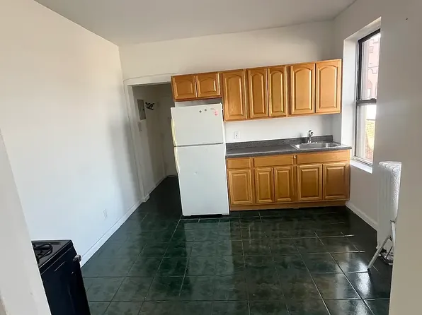 24-31 Steinway St #16, Astoria, NY 11103