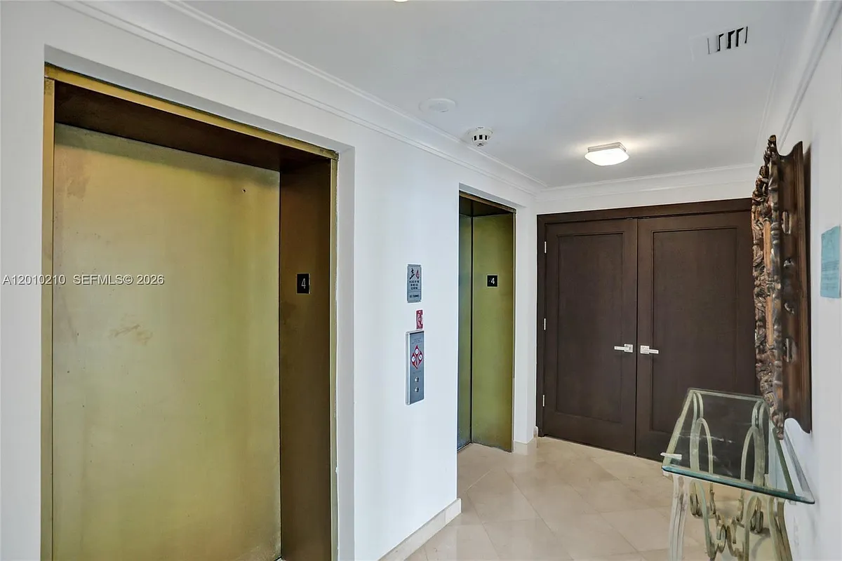 Building Photo - 10101 Collins Ave #4E