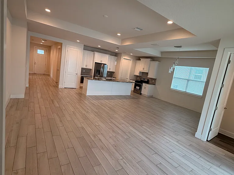 2065 Paragon Cir W — Photo 2