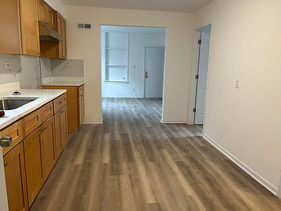 5th image of 468 W 28th Pl #1R