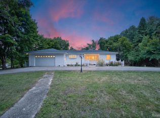 11403 White Lake Rd, Fenton, MI 48430