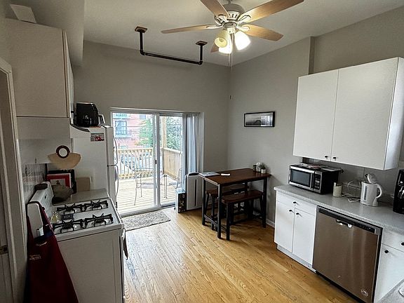 2nd image of 857 N Marshfield Ave #2