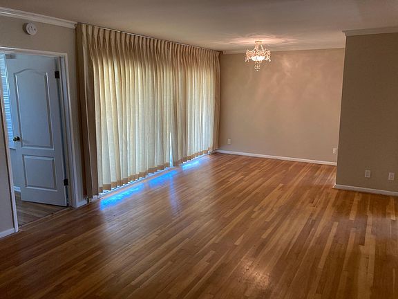 3rd image of 1025 Hollydale Dr