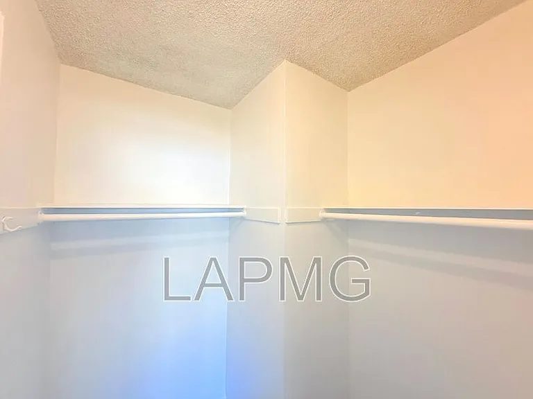1426 S Point View St #5 — Photo 17