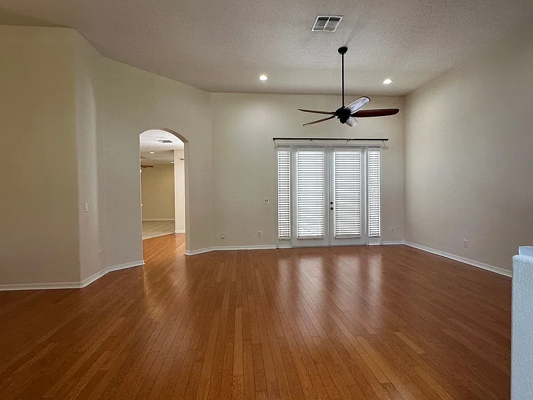 1653 Cherry Ridge Dr — Photo 2