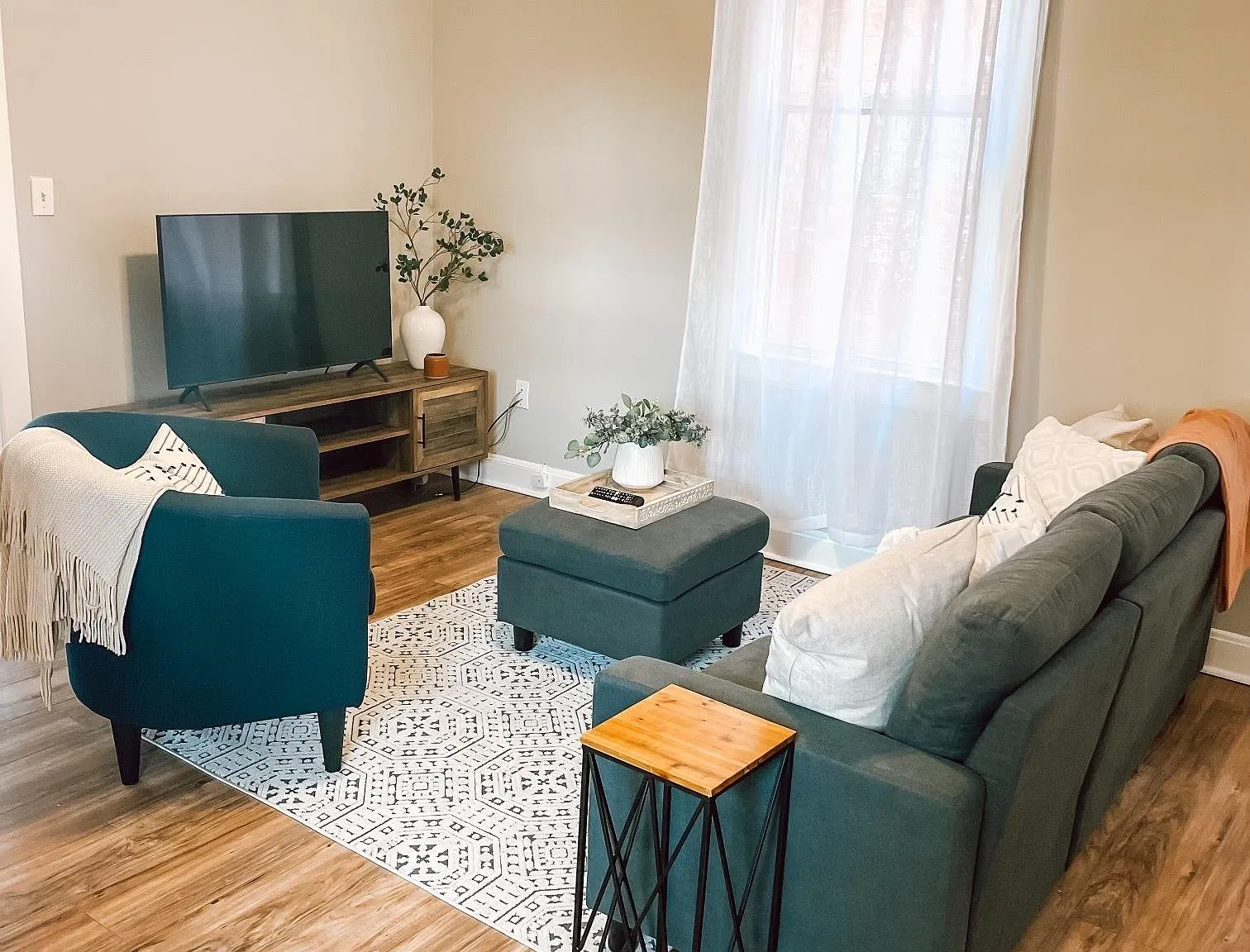 1 bed, 700 sqft, $1,300 — Photo 3