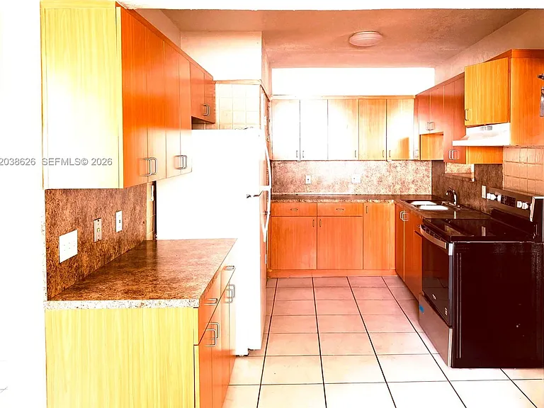 1600 NW 13th Ct — Photo 8
