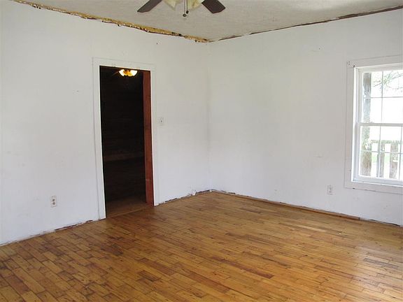 4th image of 387 N Sycamore St