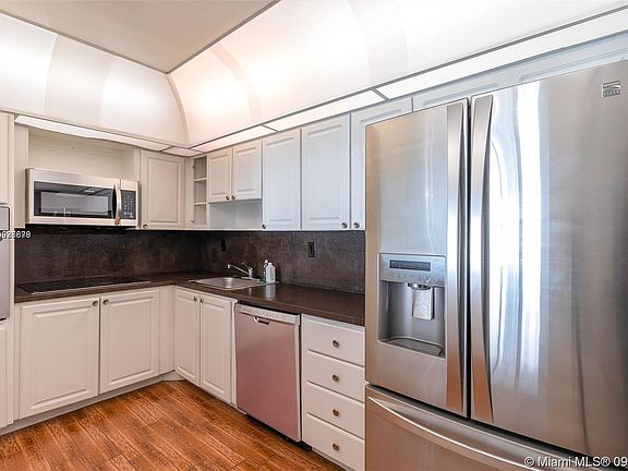 4th image of 19380 Collins Ave APT 1105