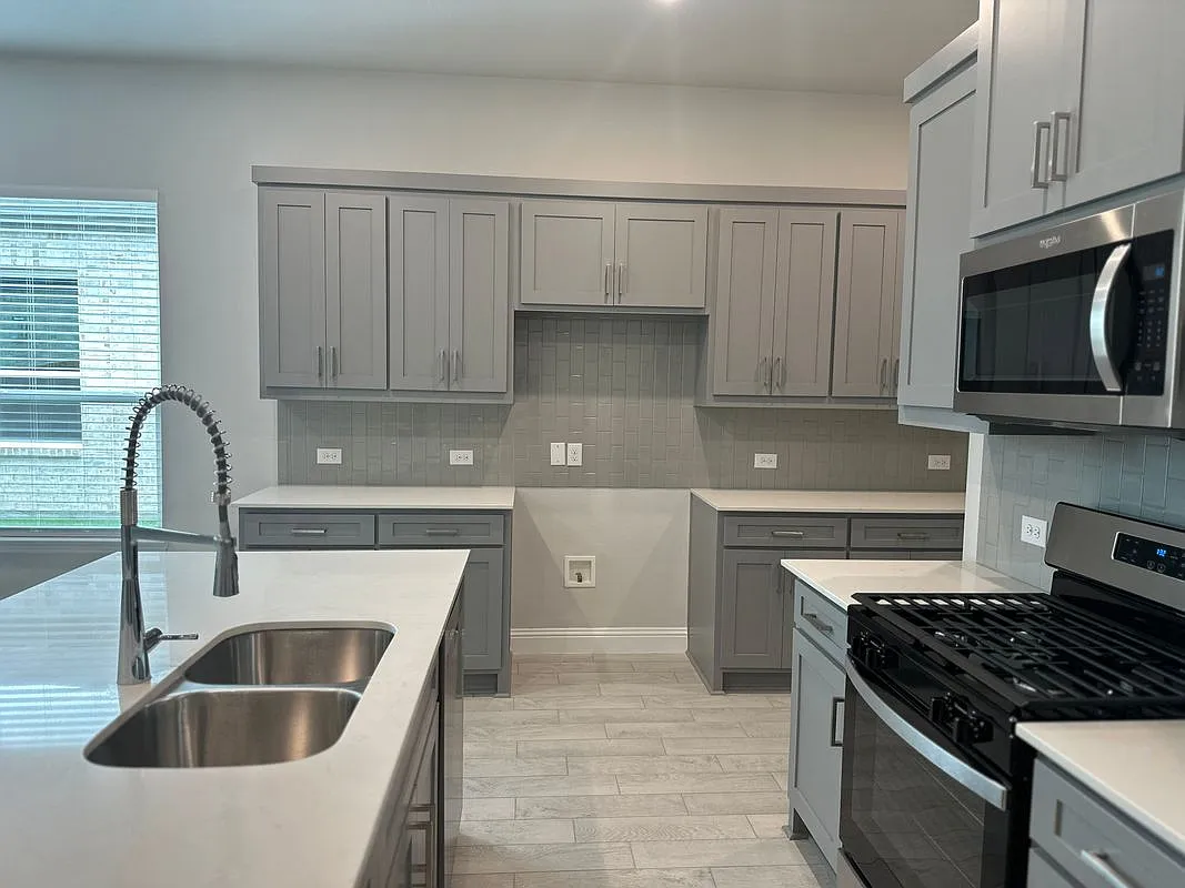 4 bed, 2.0 bath, 2168 sqft, $2,450 — Photo 4