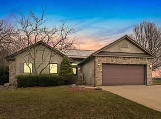 1517 Shadow Lake Dr, Angola, IN 46703
