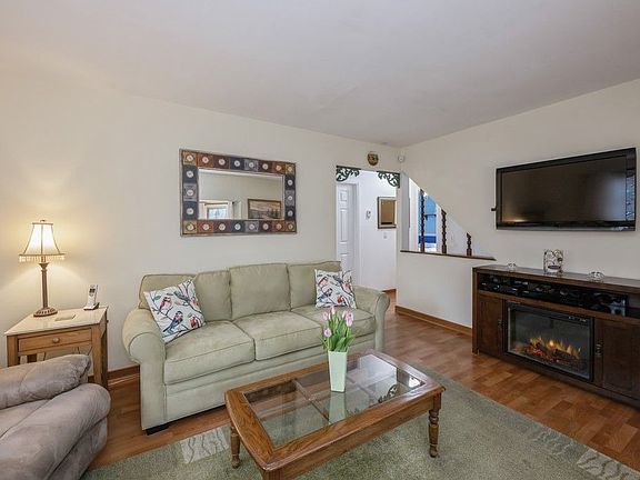 4th image of 70 Crystal Dr