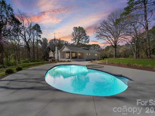 913 Kelly Rd, Mount Holly, NC 28120