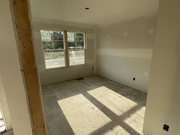 2nd image of 1538 N Village Cir