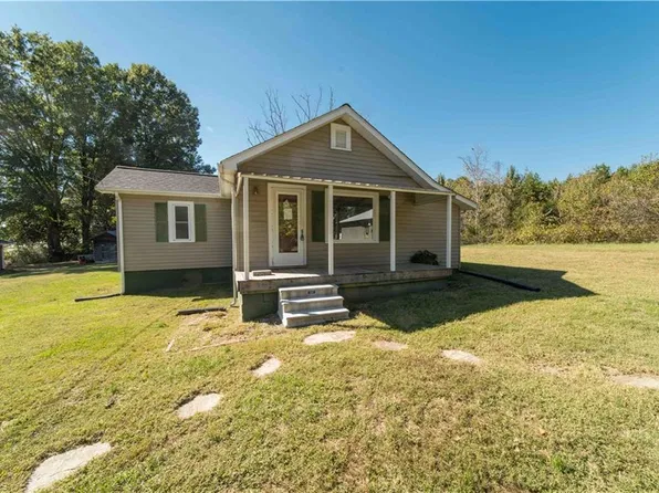 1015 Booth St, Walnut Cove, NC 27052