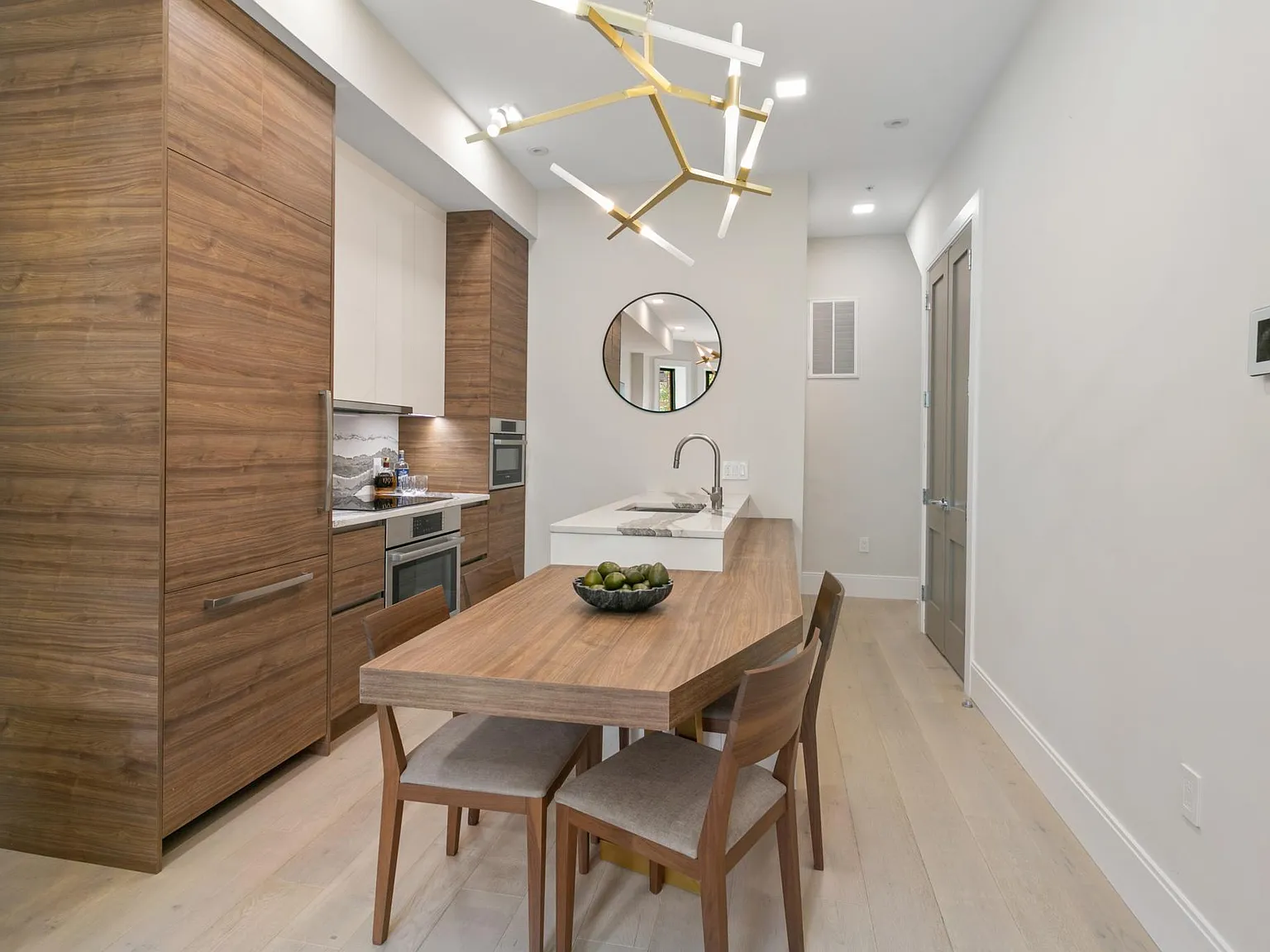 2 bed, 990 sqft, $5,500 — Photo 2