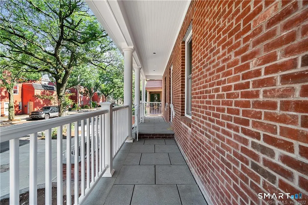 3 bed, 2.0 bath, 2600 sqft, $3,850 — Photo 3