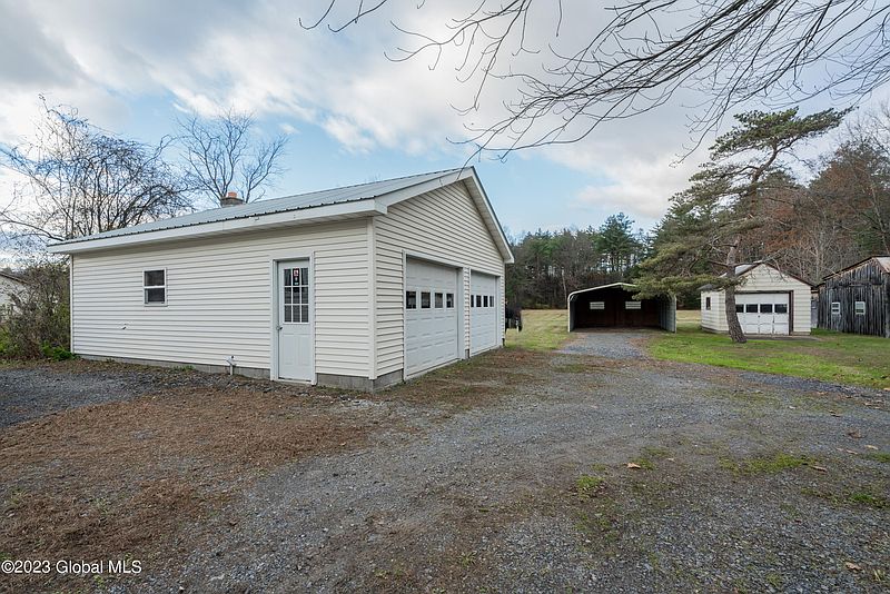 3rd image of 816 Rock City Road