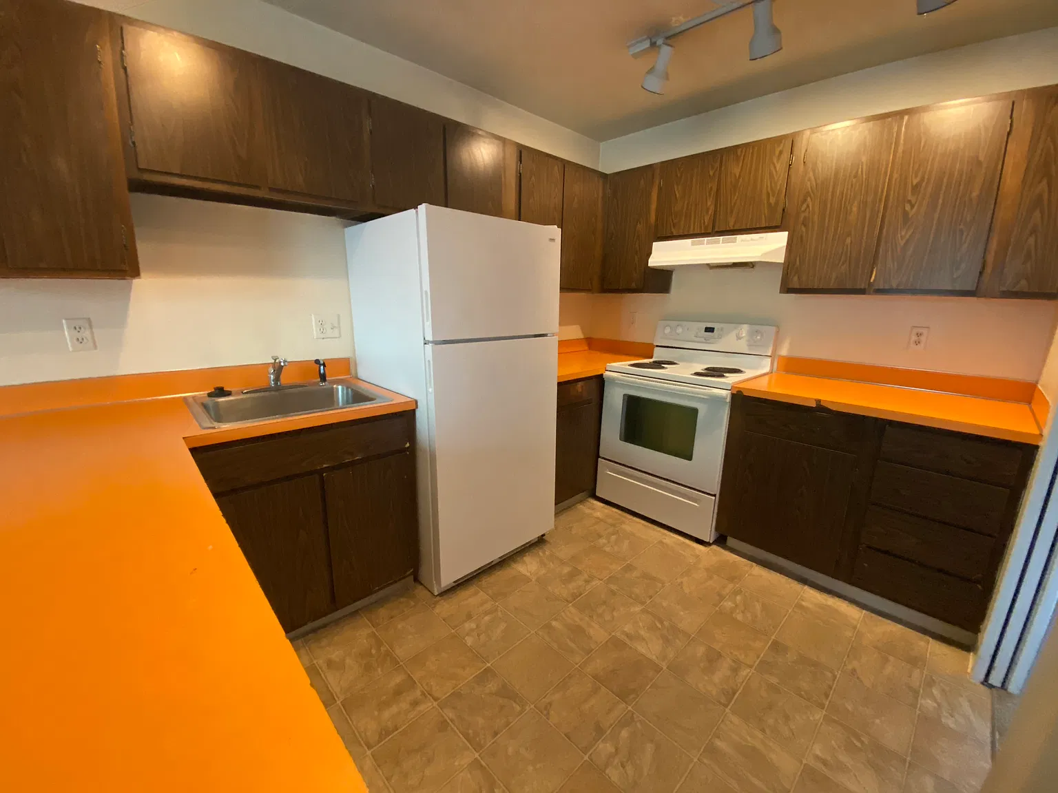 3 bed, 1200 sqft, $4,650 — Photo 3