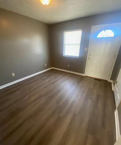 401 401/405/409 E Mill St #2 — Photo 10