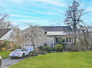 2 Brentwood Ln, Great Neck, NY 11023