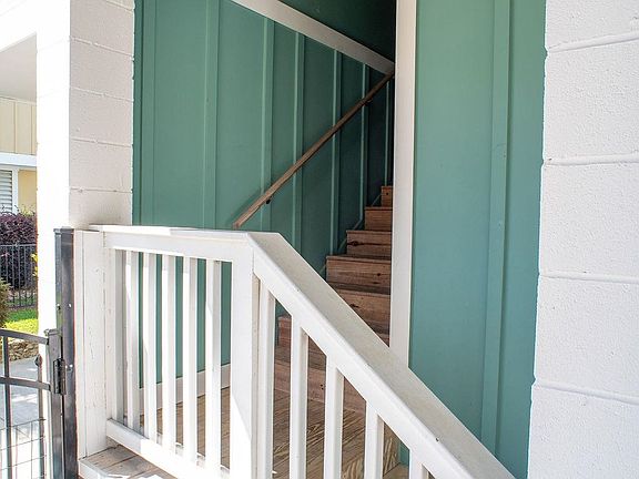 3rd image of 429 Oak Ave.