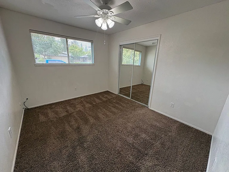 2232 E Paradise Ave — Photo 23