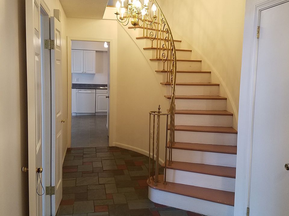 1st image of 8 Meadowlawn Dr Unit 14