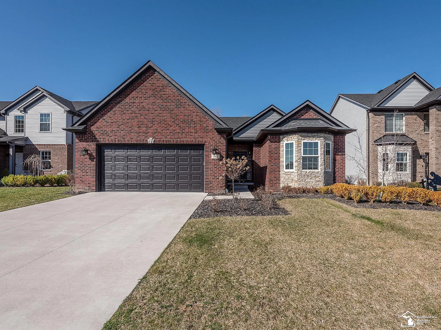 565 Falcon Dr photo 1