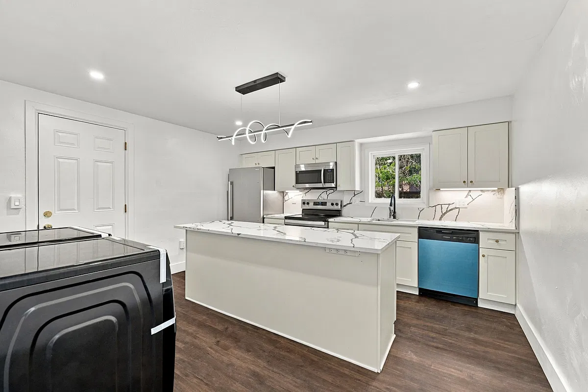 421 N Saint Clair St — Photo 3