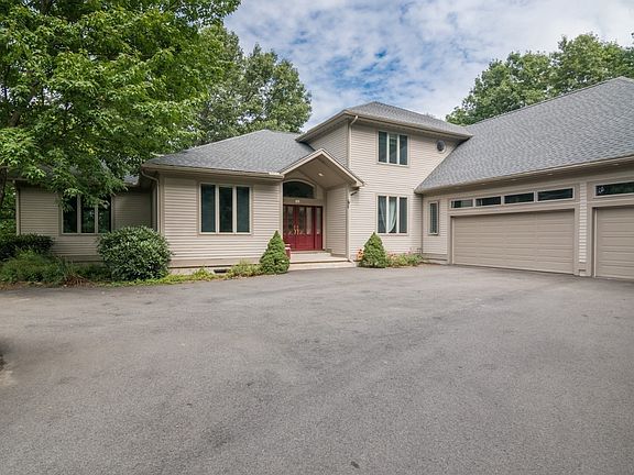 3rd image of 82 Mountain View Dr