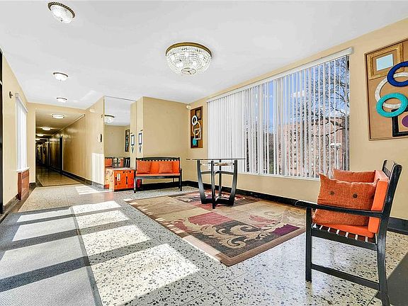 4th image of 141-05 Pershing Cres #516