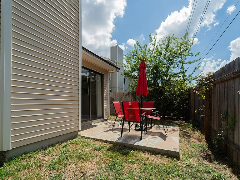 2640 Gwendolyn Ln #B — Photo 18