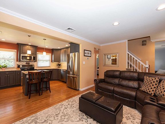 4th image of 10 Balfour Dr