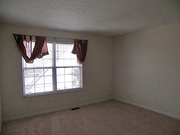 3rd image of 906 Bristol Ln