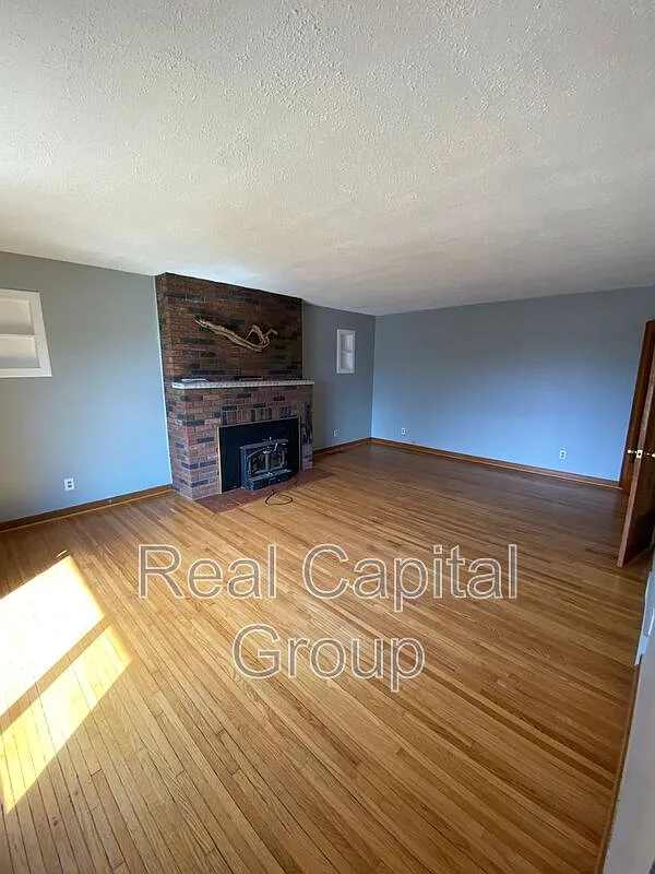 3 bed, 1.0 bath, 1328 sqft, $1,795 — Photo 4