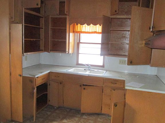 3rd image of 526 E Vasa Ave