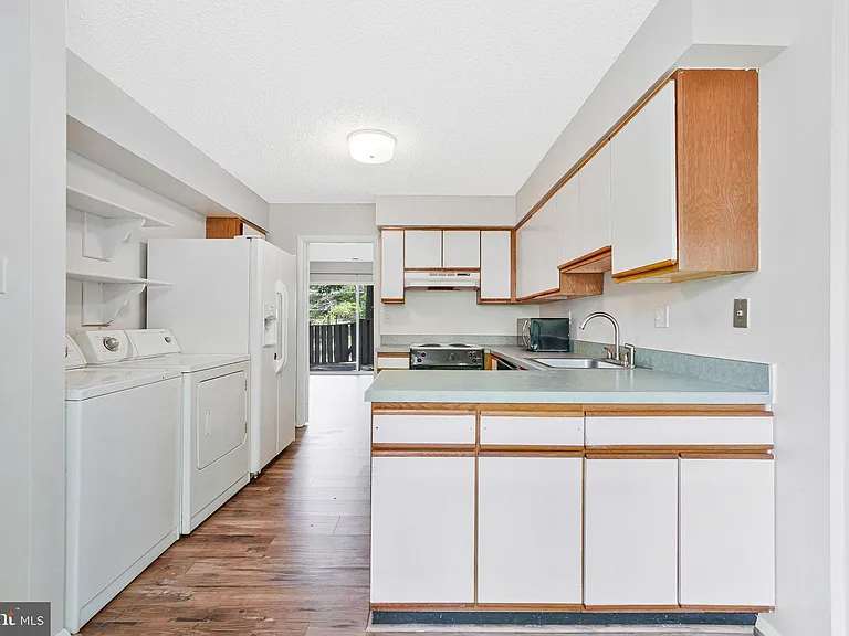 2202 Southgate Sq — Photo 10