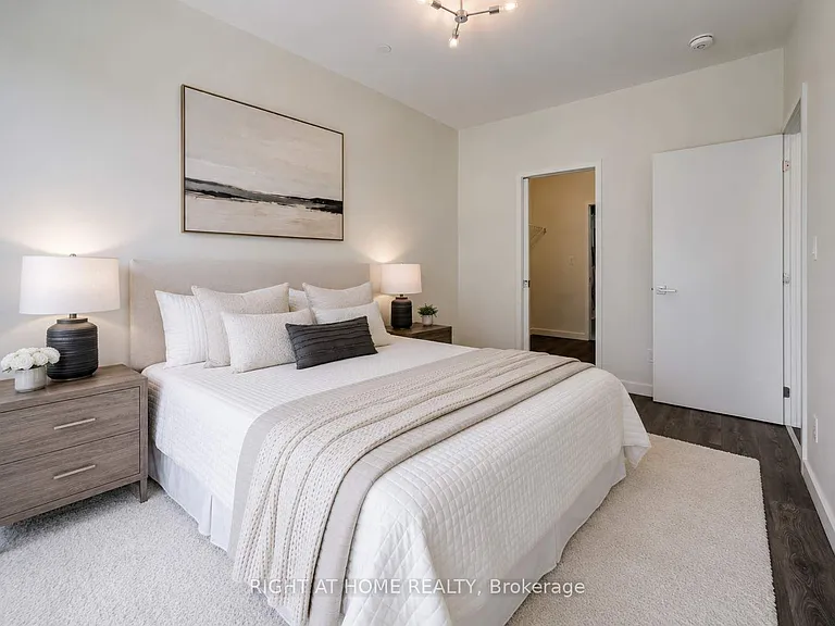 690 King St W #411 — Photo 5