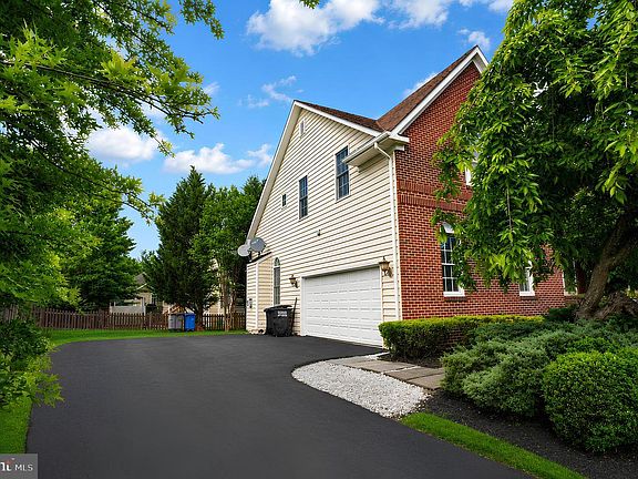 2nd image of 42848 Sidney Pl