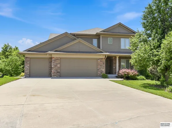 1421 White Pine Cir, Papillion, NE 68046