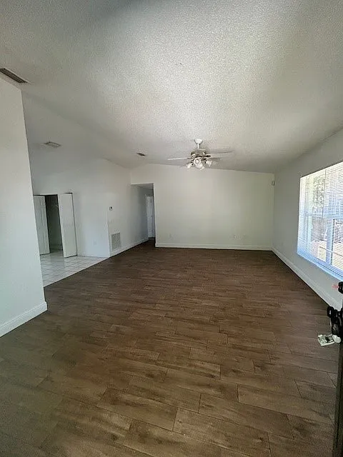 3 bed, 1366 sqft, $2,200 — Photo 2