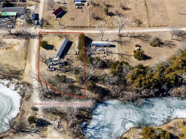 58 N Lakeview Dr, Pleasanton, KS 66075