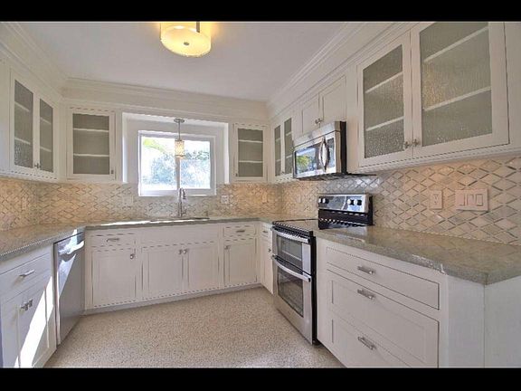 5th image of 826 NW 5th Ave