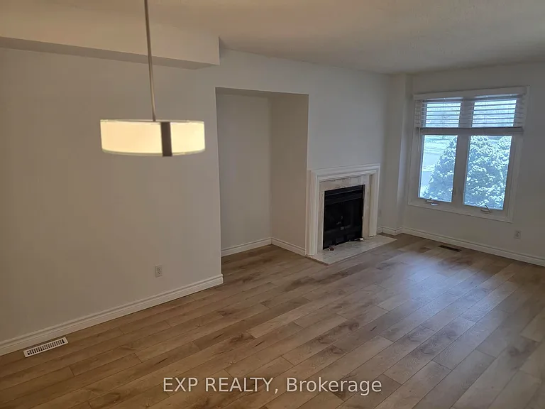 1296 Valerie Cres W — Photo 2