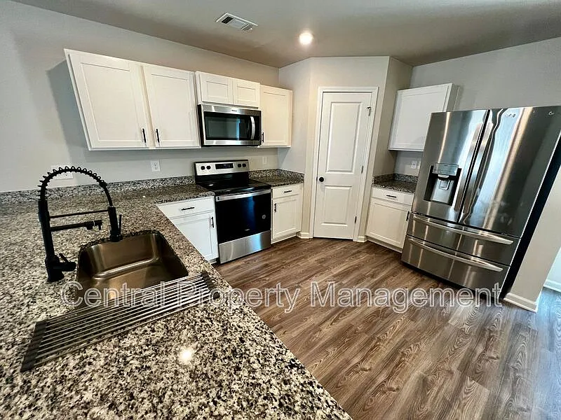 4 bed, 3.0 bath, 1857 sqft, $1,850 — Photo 4