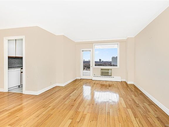4th image of 5900 Arlington Ave APT 9D