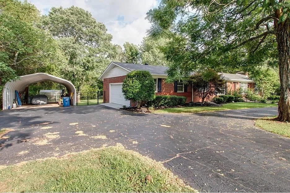 4 bed, 1.5 bath, 1800 sqft, $2,020 — Photo 2